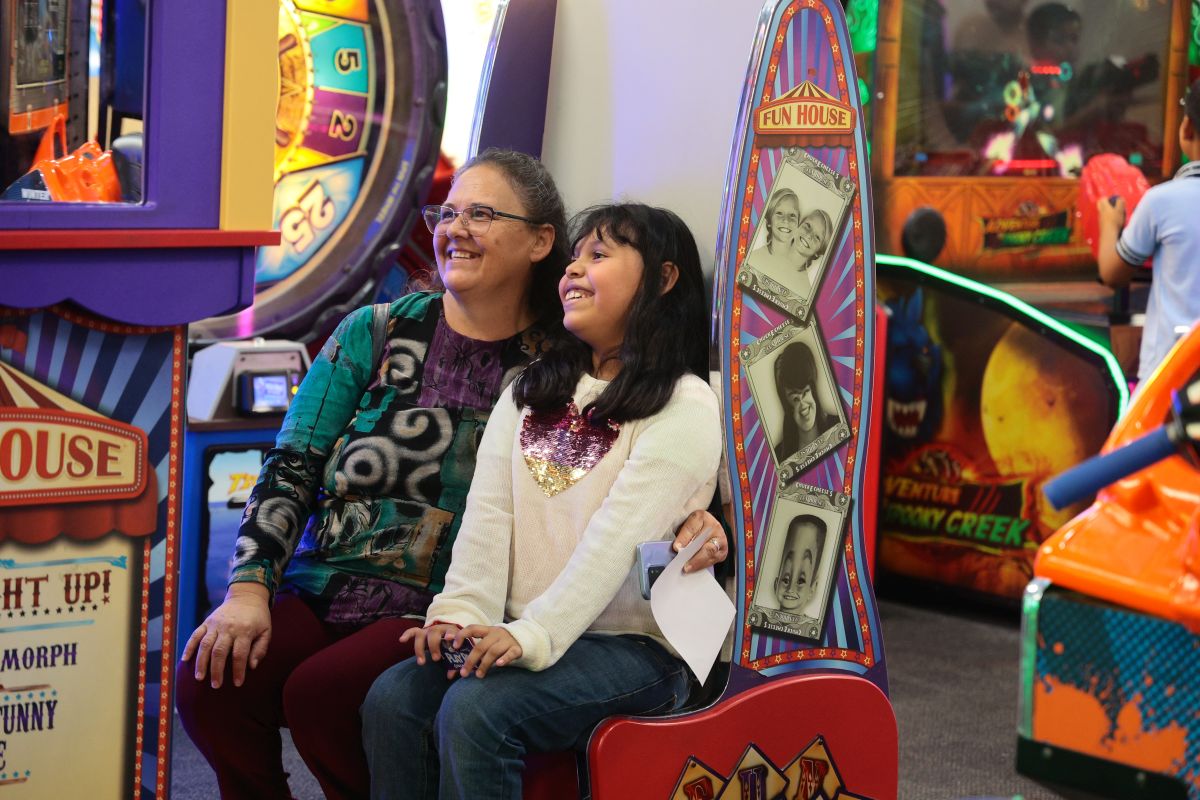 Niñas y niños en una actividad de arte