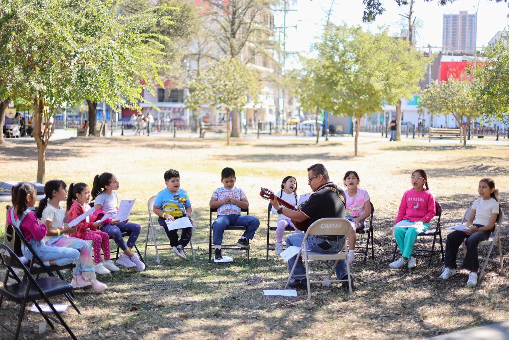 Niños ensayando en el Coro Infantil Alameda Monterrey en la Alameda Mariano Escobedo.