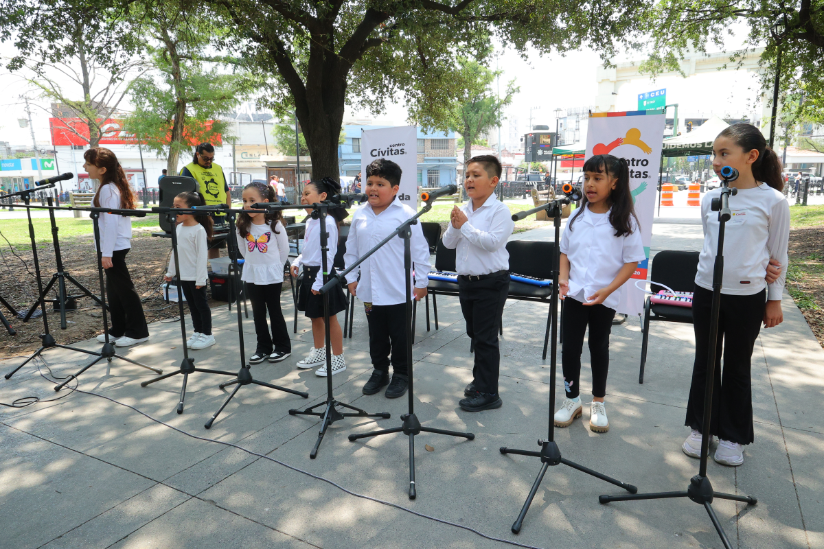 Niñas y niños del coro cantando en la Alameda