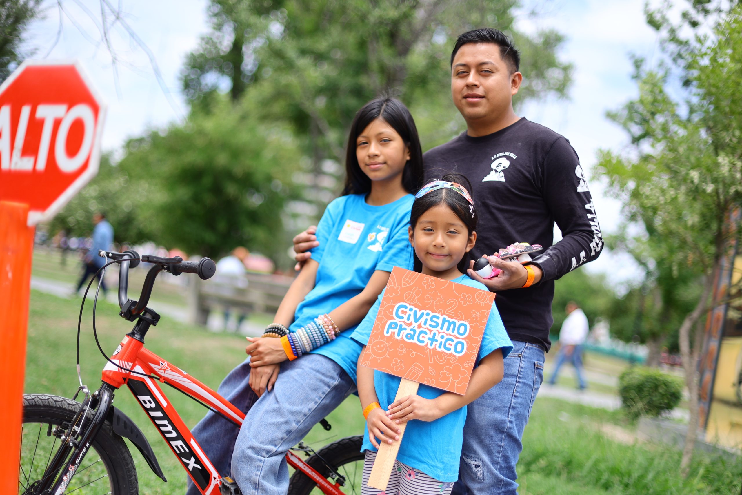 Familias en el festival Alameda de Pinta en la Alameda de Monterrey
