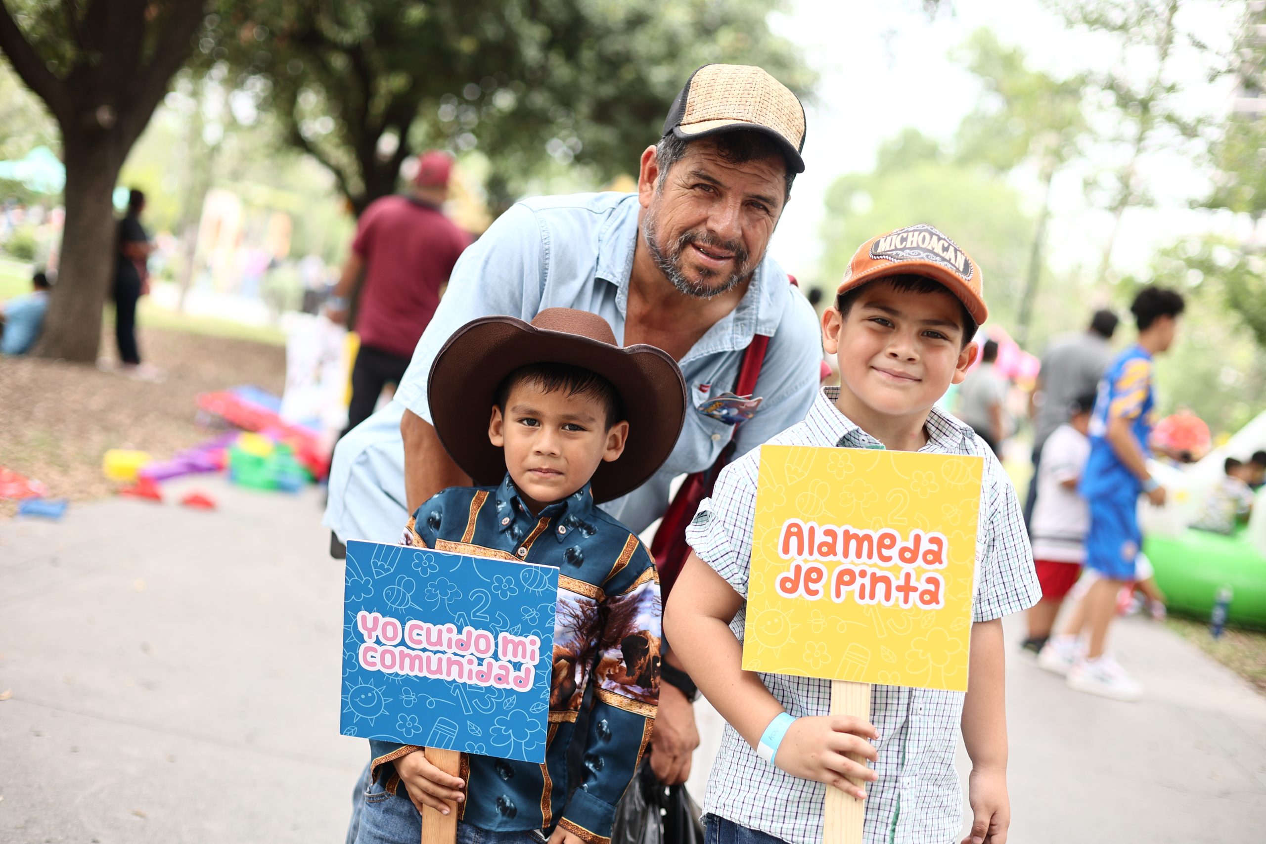 Familias disfrutando el festival Alameda de Pinta en la Alameda Mariano Escobedo de Monterrey