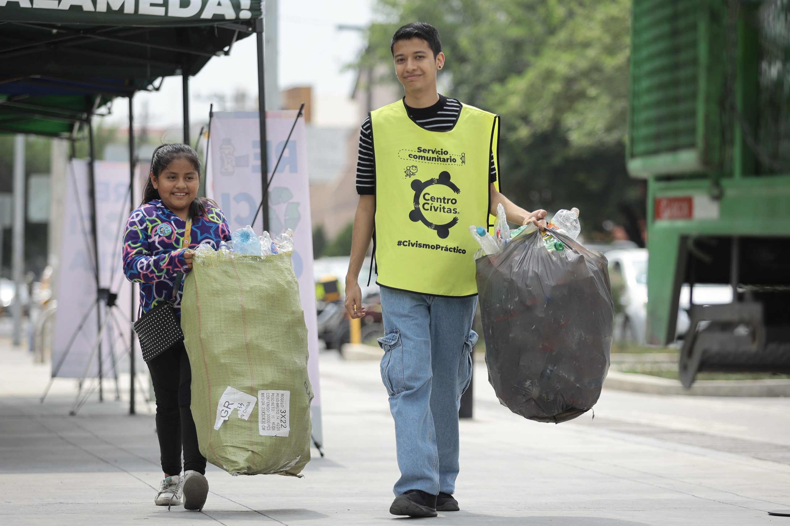Brigada de reciclaje de Centro Cívitas en Monterrey