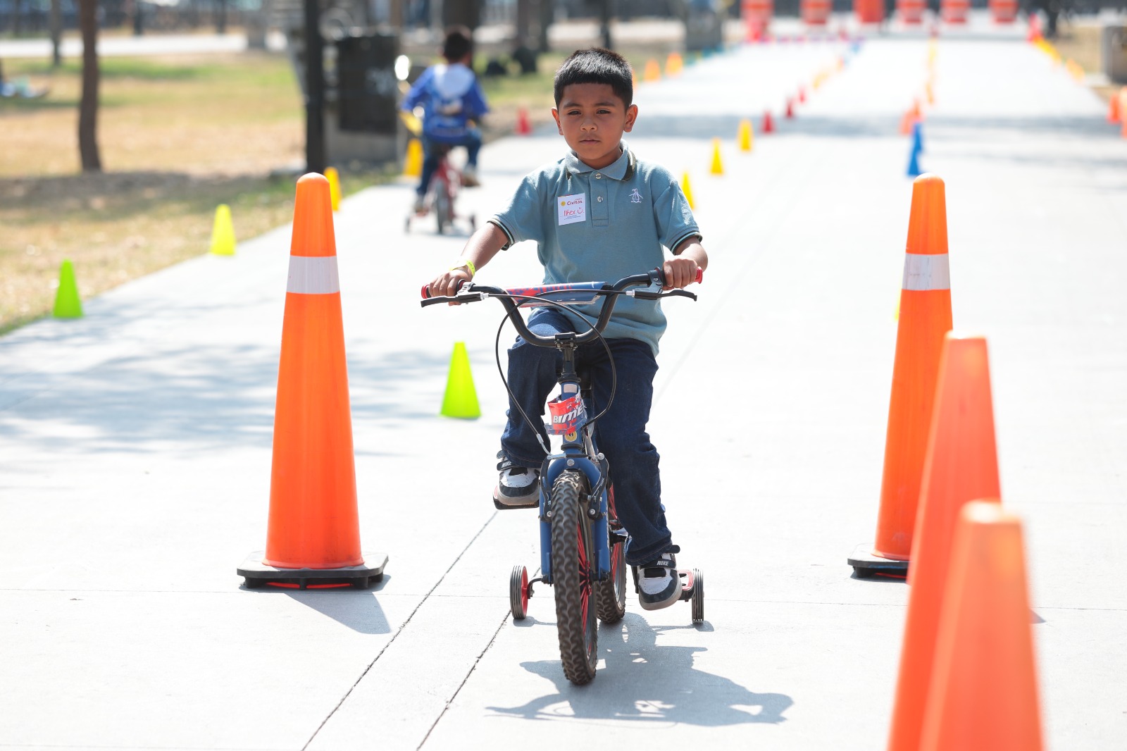 Un niño aprende a andar en bicicleta en La Alameda