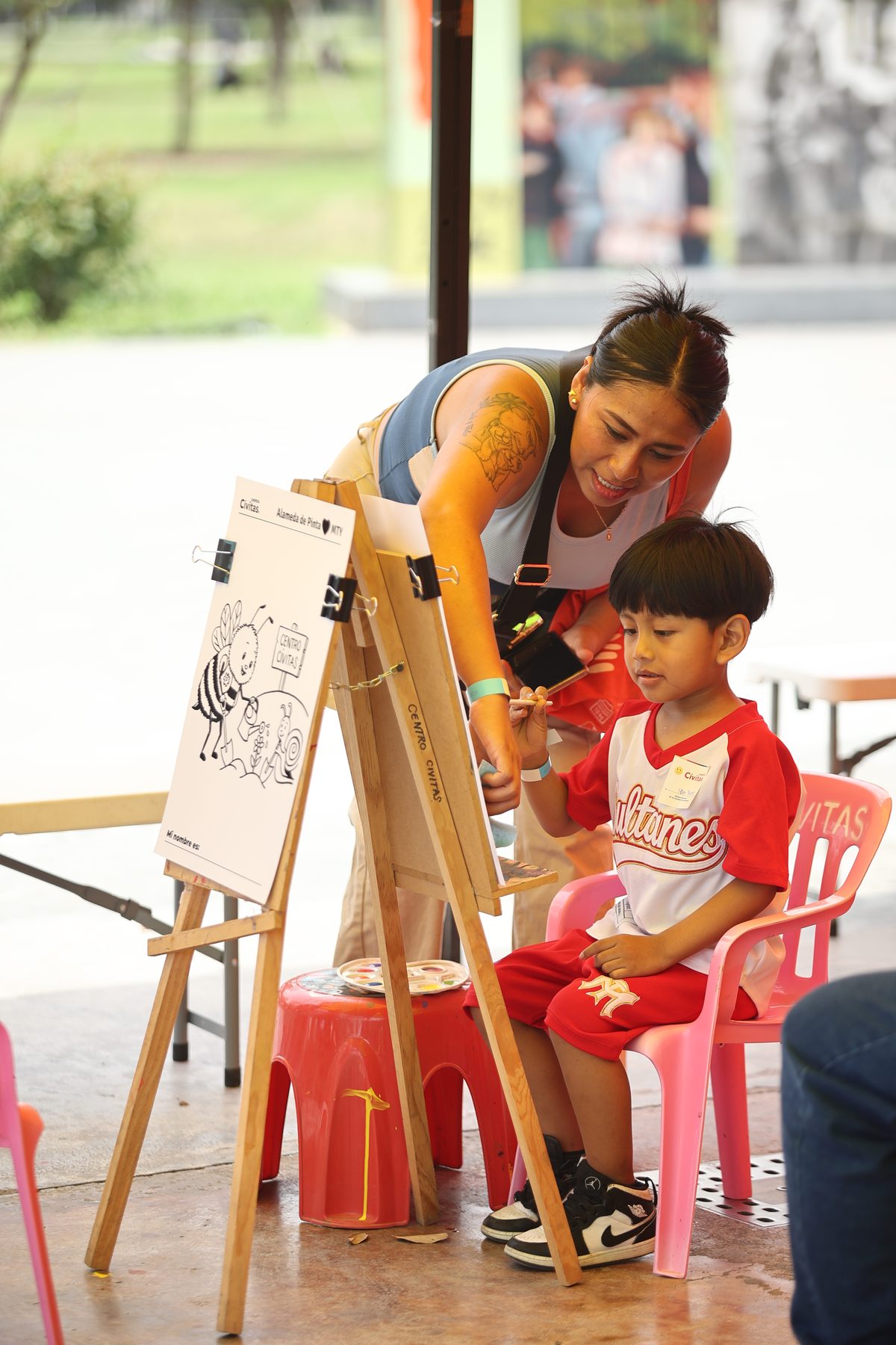 Una mamá acompaña a un niño en el taller de pintura de Alameda de Pinta