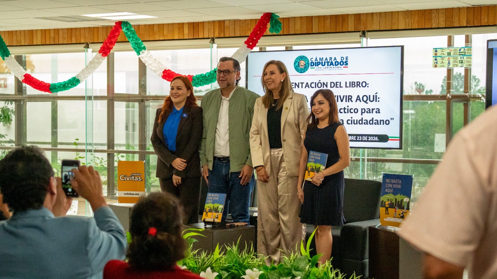 Asistentes a la presentación del libro de Centro Cívitas en el recinto legislativo