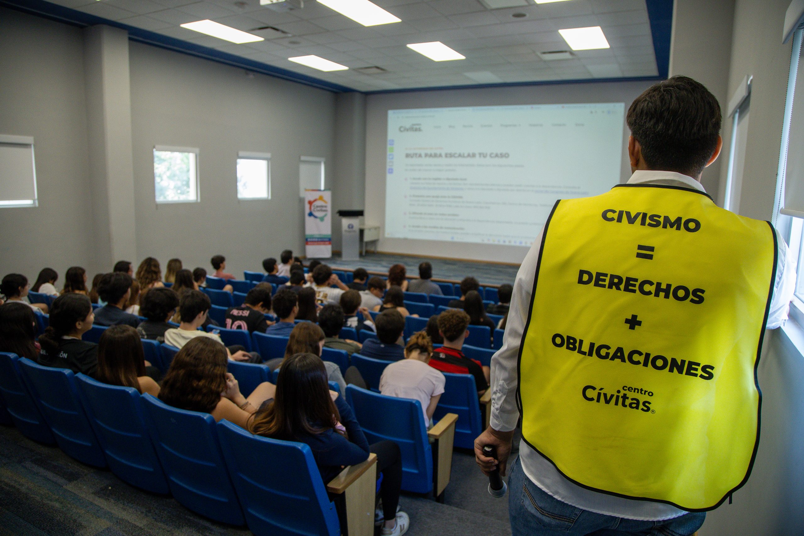 Estudiantes participando en el Taller de Civismo Práctico