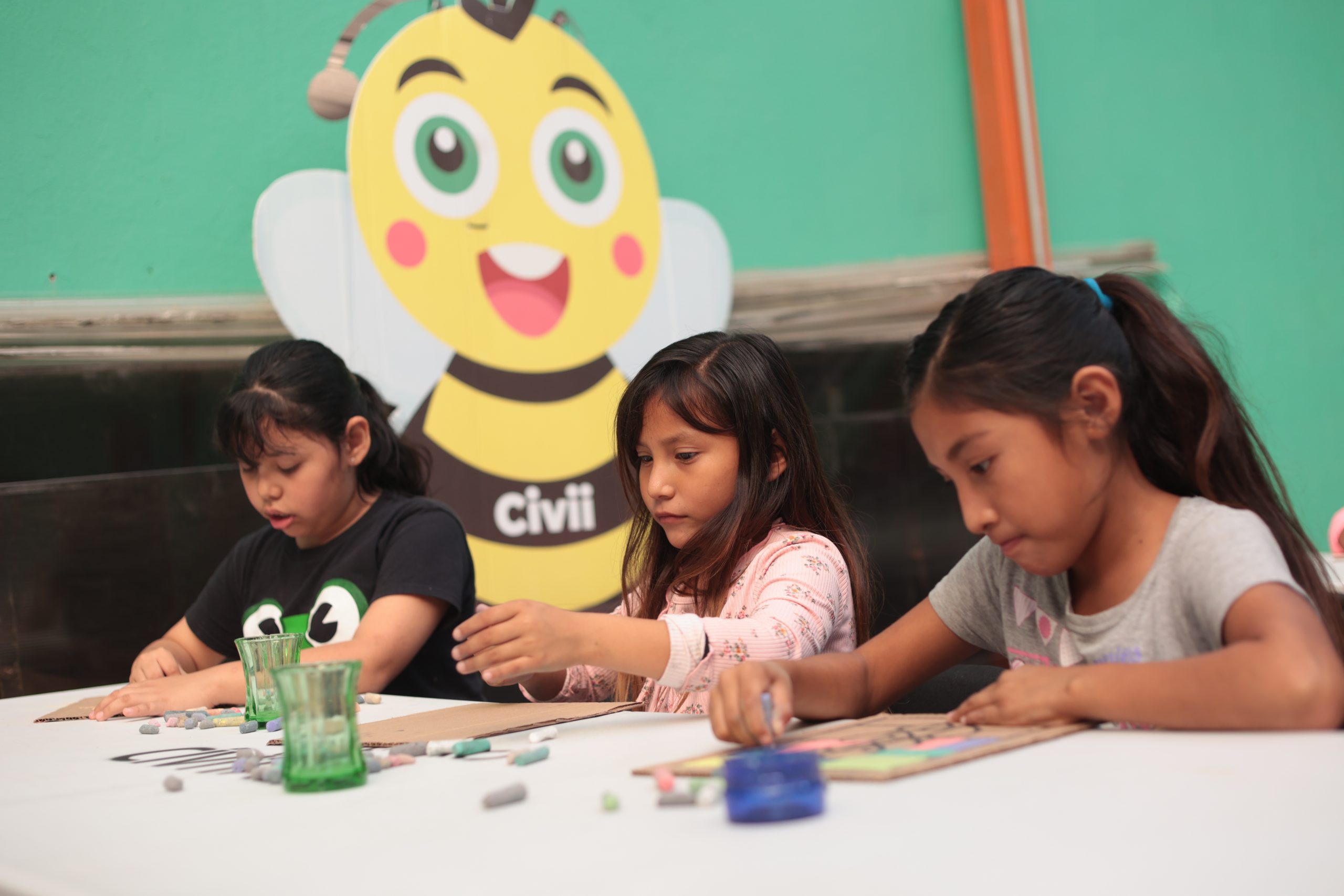 Niñas y niños trabajando en equipo