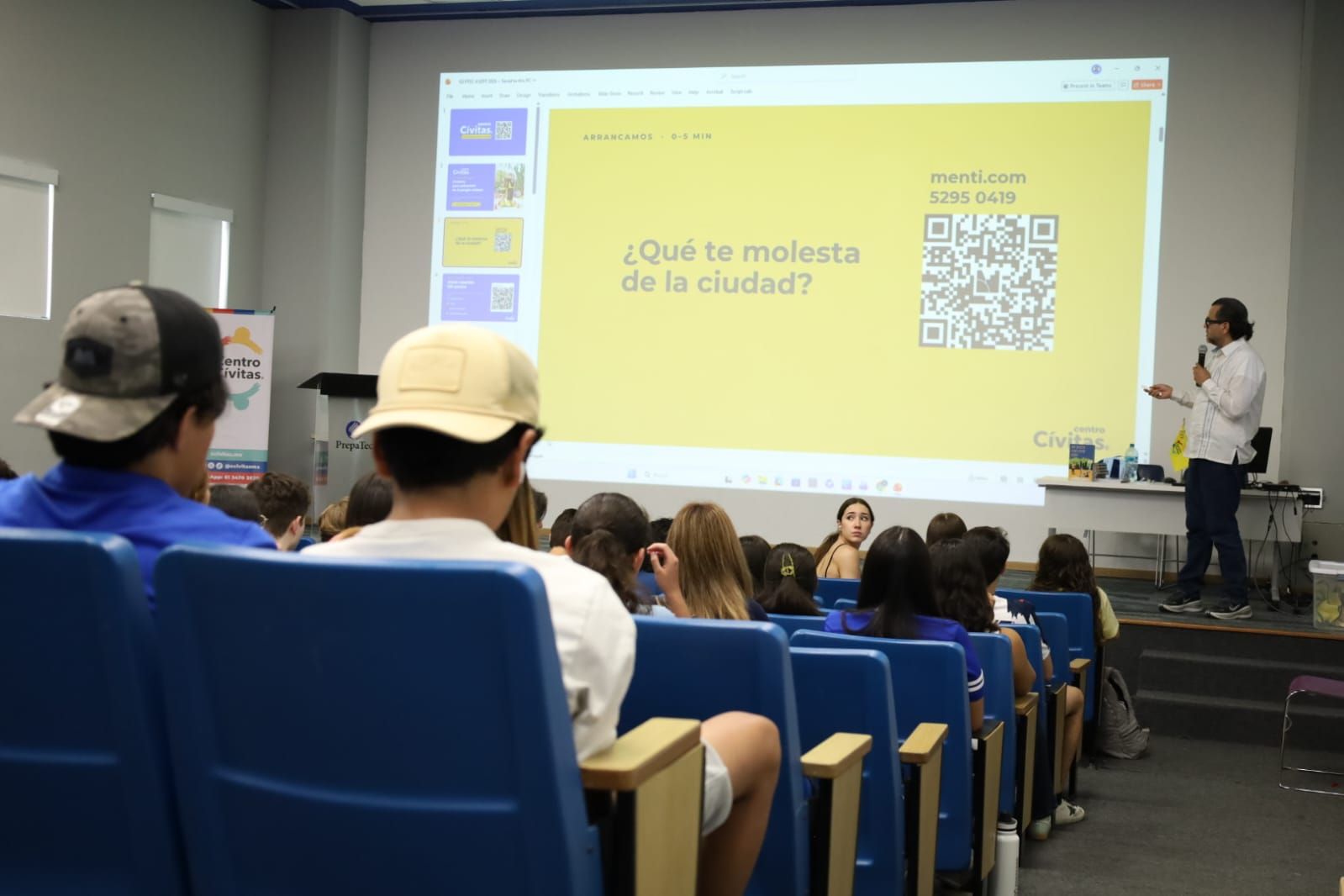 Estudiantes respondiendo el sondeo en vivo durante el taller