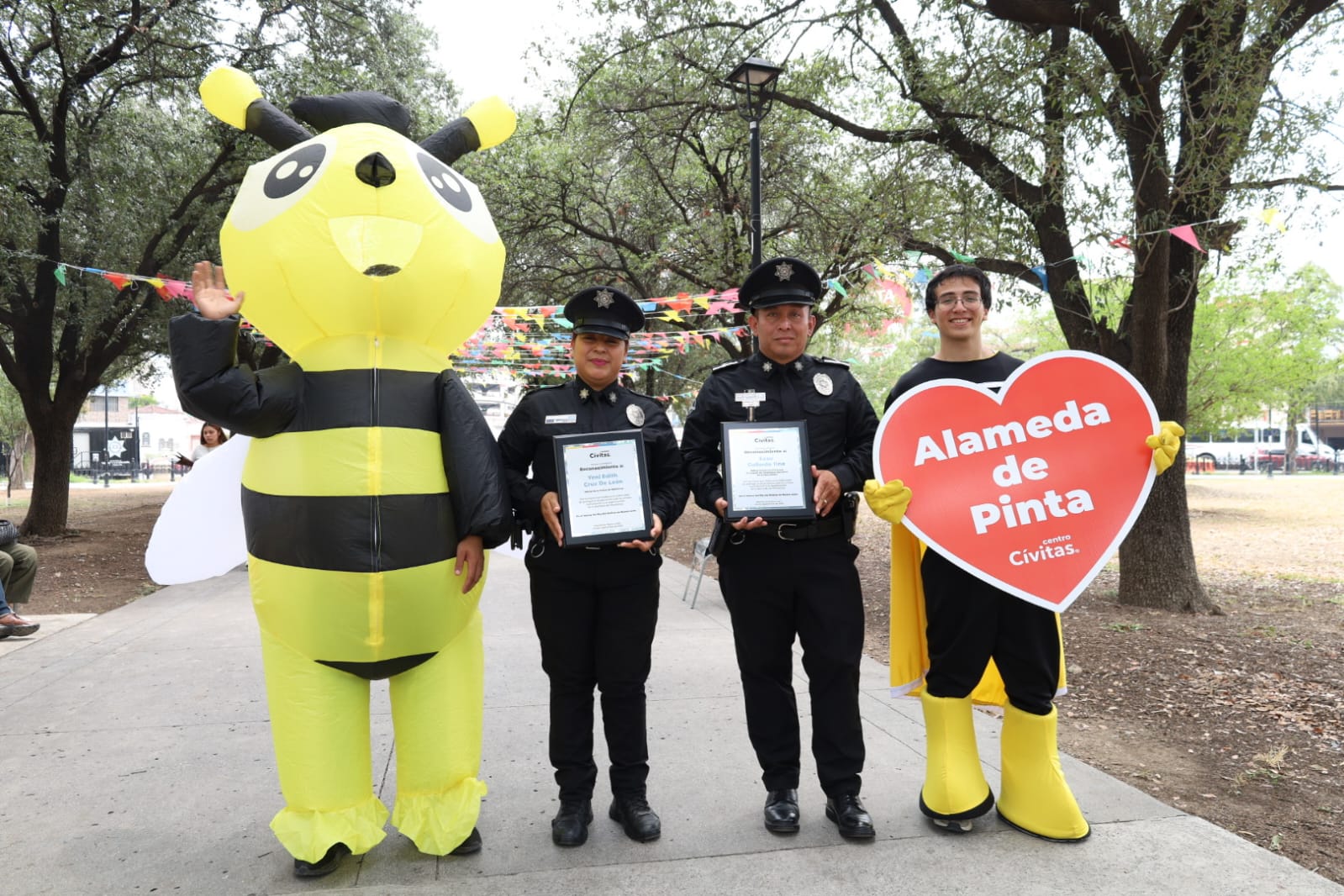 Entrega de reconocimientos de Centro Cívitas a elementos de la Policía Municipal de Monterrey en la Alameda Mariano Escobedo