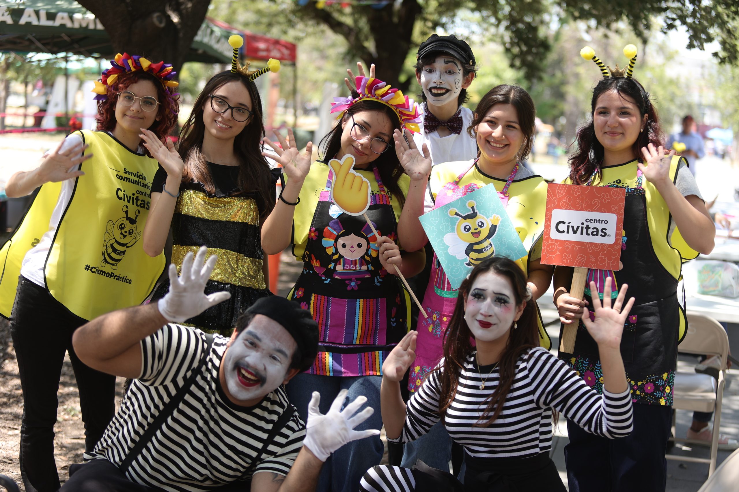 Personas conviviendo en la Alameda Mariano Escobedo durante Alameda de Pinta