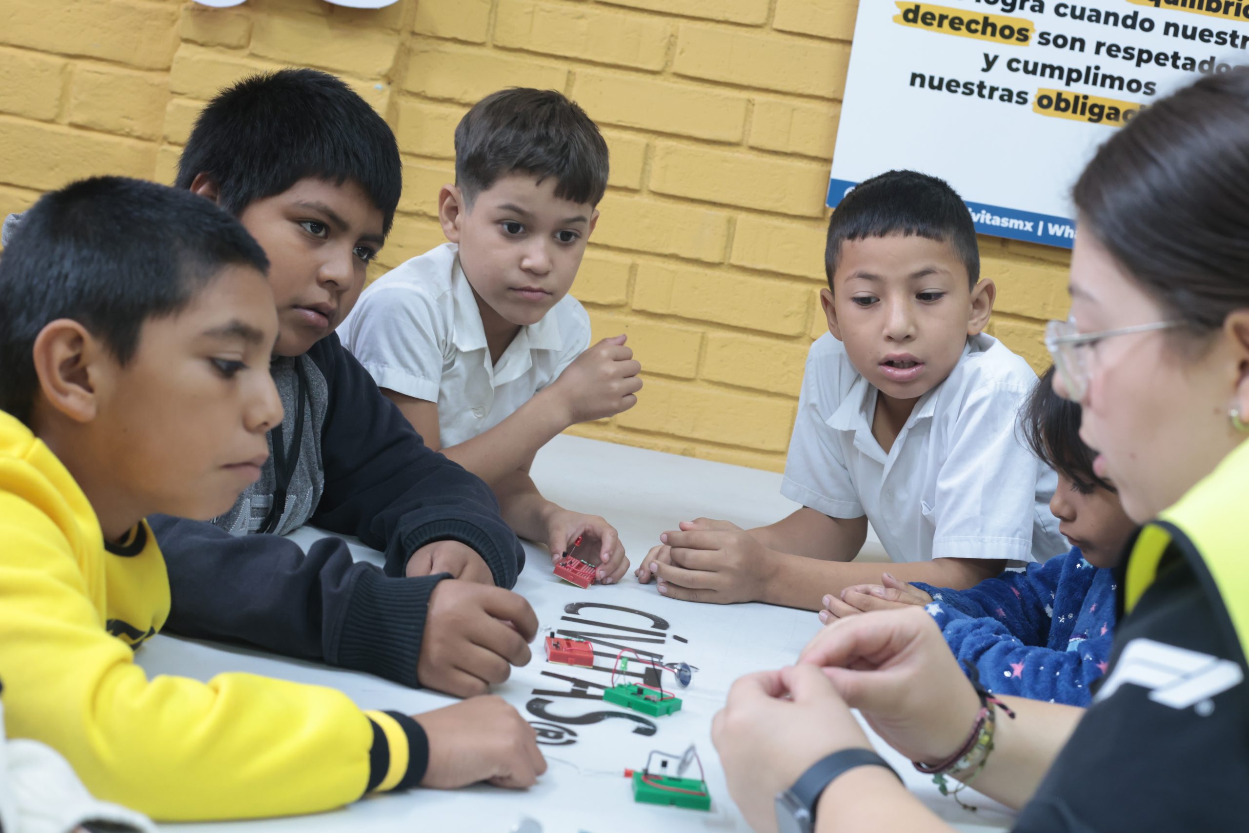 Niñas y niños en un taller de civismo de Centro Cívitas