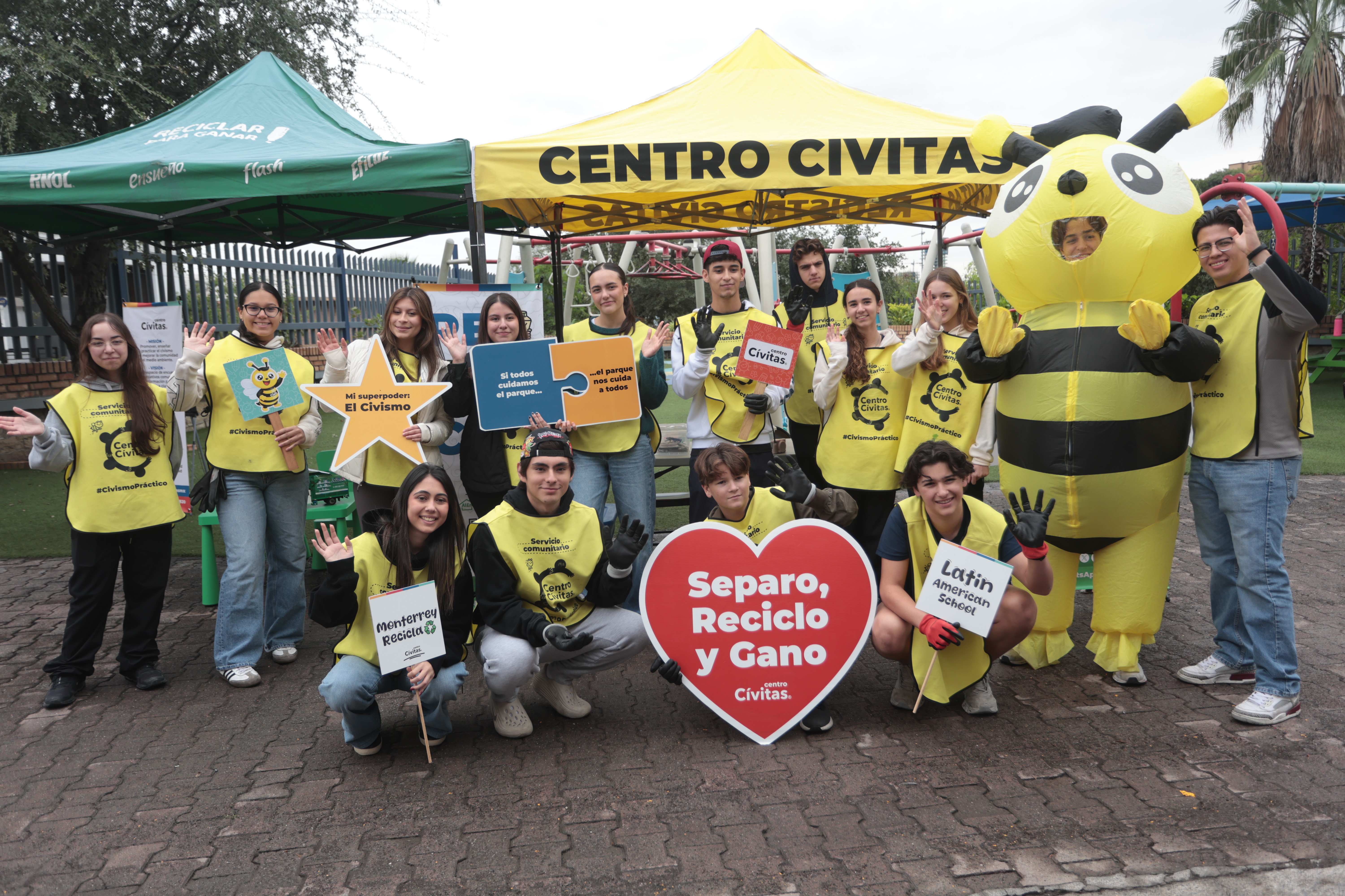 Personas voluntarias en una brigada de reciclaje de Centro Cívitas en Monterrey