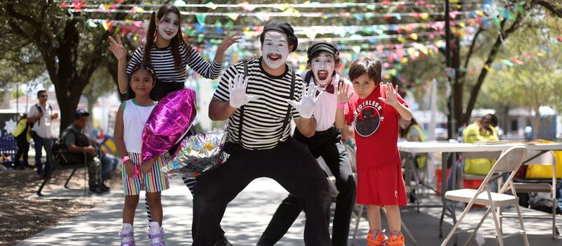Mimos y niños en patines durante Alameda de Pinta en la Alameda de Monterrey, agosto 2026