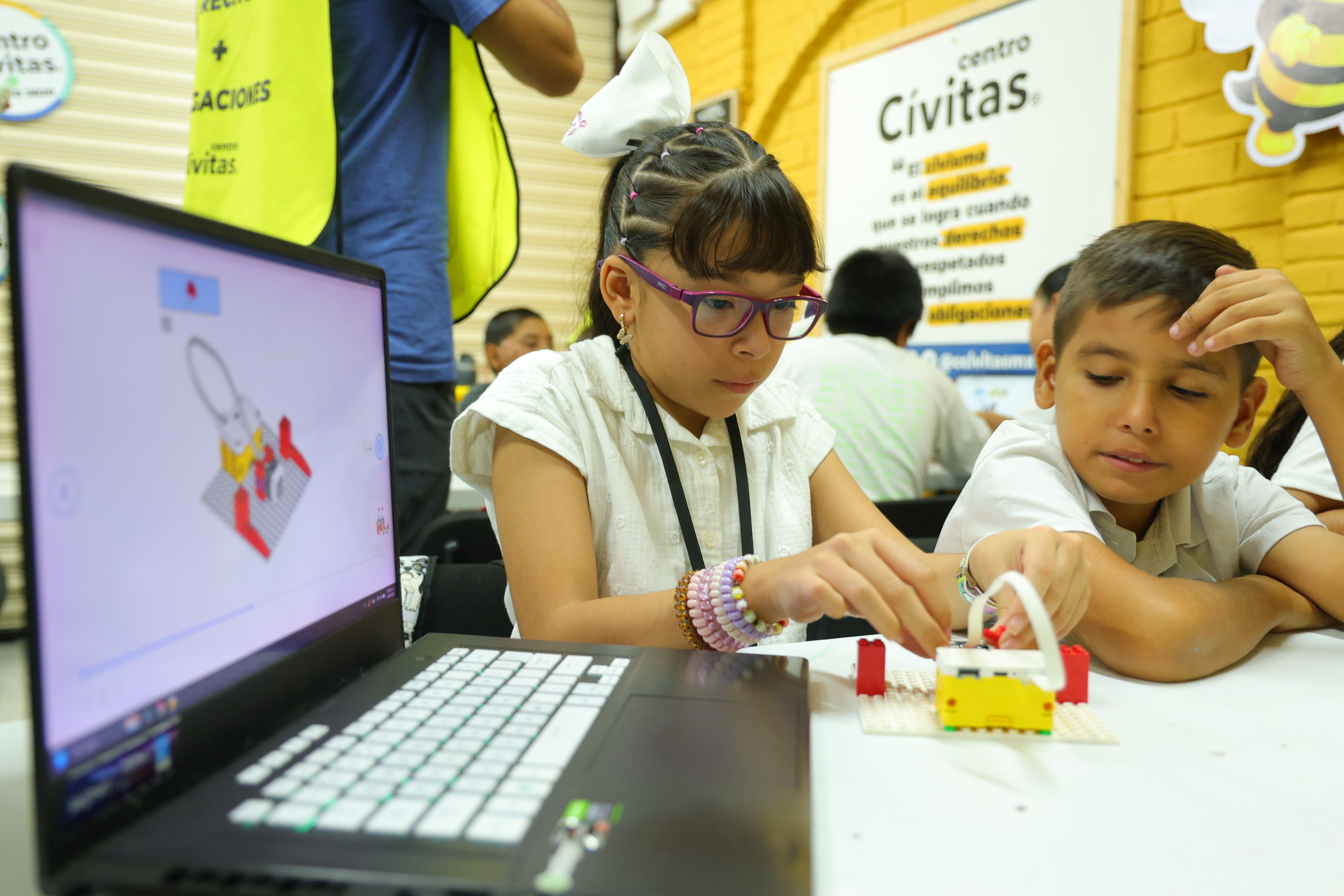 Niñas y niños en un taller de civismo de Centro Cívitas
