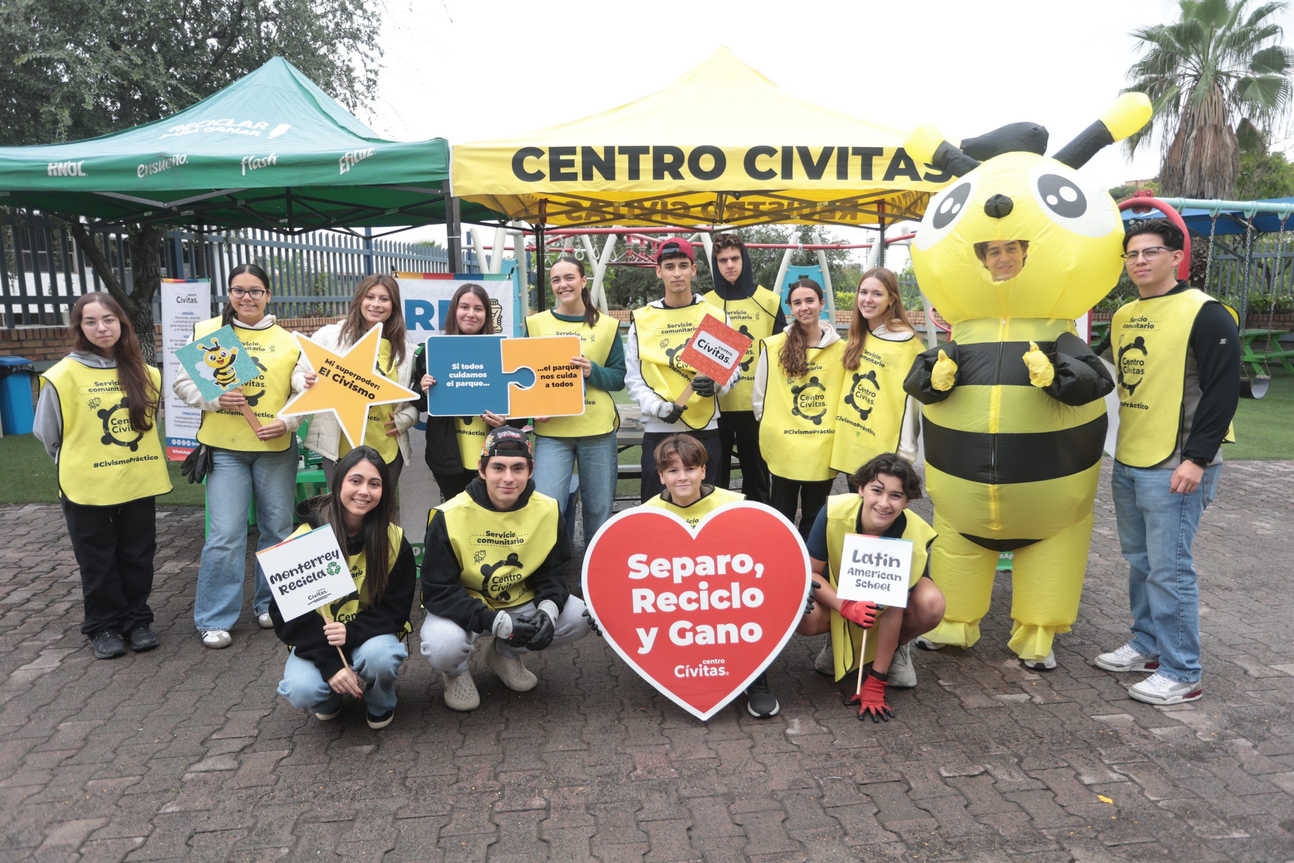 Personas voluntarias en una brigada de reciclaje de Centro Cívitas en Monterrey